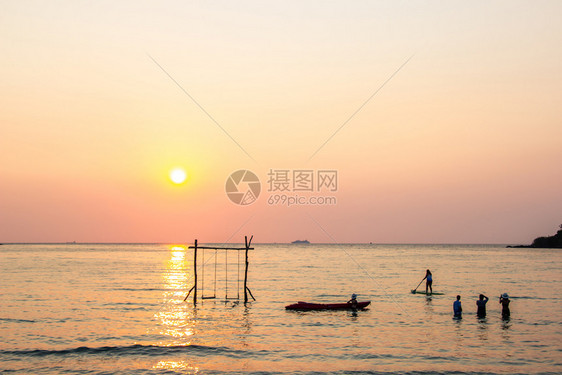 自然包泰国Kohkood岛Trat地区日落时旅游者在水海玩耍地平线图片