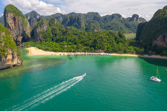 和长尾快艇旅客一起在泰国两KraBi航空风景高赛季观光旅游在泰国的Pranang海滩和长尾快艇上游美丽水天堂图片