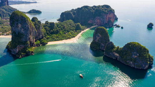 海岸旅行船和长尾快艇旅客一起在泰国两KraBi航空风景高赛季观光旅游在泰国的Pranang海滩和长尾快艇上游图片