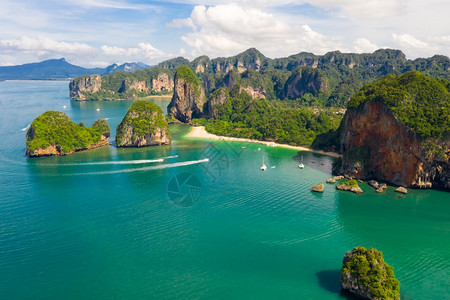 和长尾快艇旅客一起在泰国两KraBi航空风景高赛季观光旅游在泰国的Pranang海滩和长尾快艇上游热带放松客图片