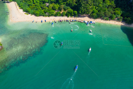 美丽高的石灰和长尾快艇旅客一起在泰国两KraBi航空风景高赛季观光旅游在泰国的Pranang海滩和长尾快艇上游图片