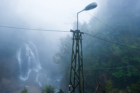 风景金属丝在北越萨帕的旅游景点CatCat瀑布北部越南萨帕的旅游景点目地图片