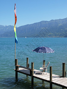 地面图恩瑞士Thun湖木制码头的椅子和伞酒店图片