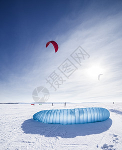 冬季雪地风筝冲浪者图片