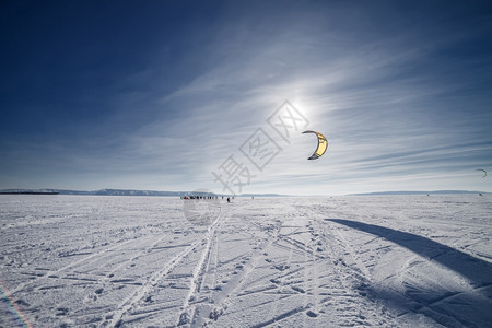 冬季雪地风筝冲浪者图片