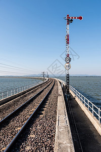 水泥河泰国北线夏季清蓝天空水库沿线弯曲的混凝土桥上铁路信号系统停止中交通杆夏季清蓝天空位于泰国北部线风景优美图片