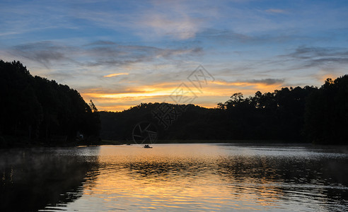 在泰国梅洪山邦翁家公园的山脉和湖泊上美景日出风丽放松日落树木图片