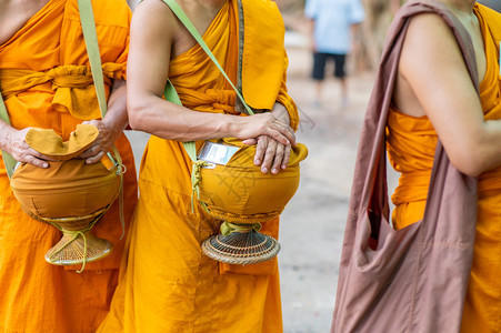 寺庙步行僧侣的黄色长袍作为佛教活动在修道院周围走来去蒋图片