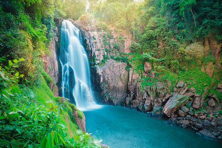 呵叻艾移动位于泰国赵义家公园Haewnarok瀑布的美丽而深森林瀑布图片