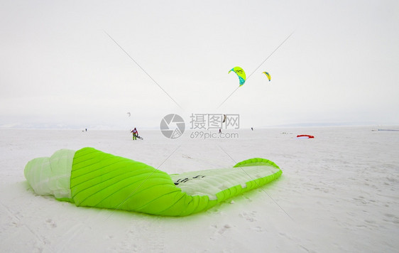 冬季雪地风筝冲浪者图片