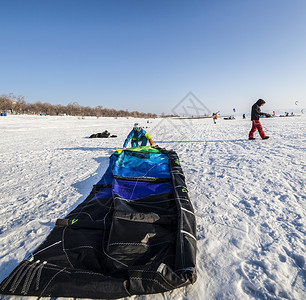 冷冻冬天自然雪上Kite冲浪机上装着风筝的滑板机图片