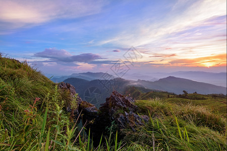 顶峰田园诗般的蓝色泰国清莱省PhuChiFa森林公园PhuFaForestPark的风景在冬季日落时山峰上美丽的景观自然图片