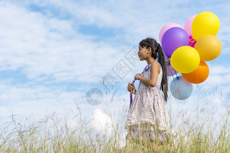 手拿着充满活力的空气球在生日派对上玩欢乐的可爱女孩公园自然图片