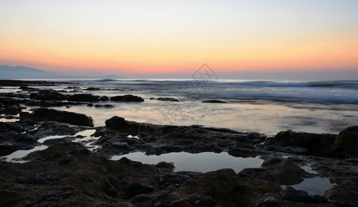 美丽的夏天日落在海滩上惊人的景色与海浪和太阳反射背景假期和度旅行的背景希腊克里特岛地平线早晨树图片