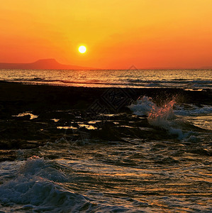 日出美丽的夏天落在海滩上惊人的景色与海浪和太阳反射背景假期和度旅行的背景希腊克里特岛云阳光图片