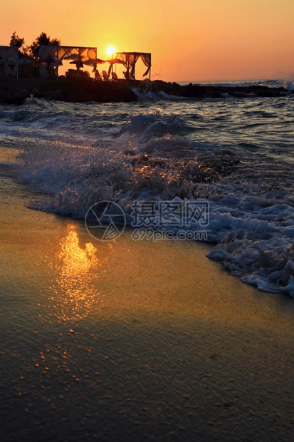 美丽的夏天日落在海滩上惊人的景色与海浪和太阳反射背景假期和度旅行的背景希腊克里特岛景观为了颜色图片