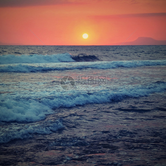 地平线全景晚上美丽的夏天日落在海滩上惊人的景色与海浪和太阳反射背景假期和度旅行的背景希腊克里特岛图片