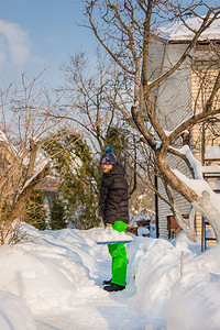 大雪后铲雪的男人图片