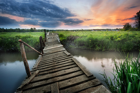 制作超过林地河边的旧木桥清晨黎明自由与冒险的概念河上旧木桥图片