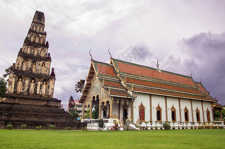 泰国北部南奔的ChamThewi寺Wat古塔著名的雕像优质图片