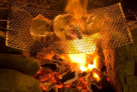 火上碳烤的牛肉图片