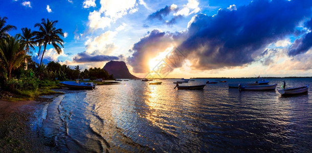 画报热的太阳毛里求斯岛热带日落与LeMorne岩石的海景图片
