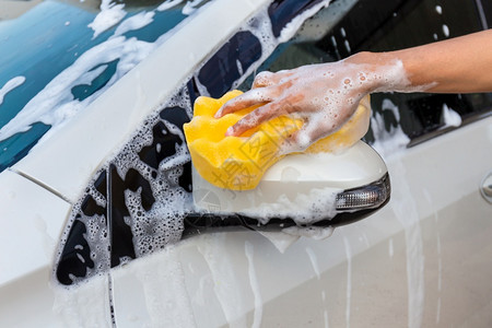 水镜子女手和黄色海绵洗侧面的妇女手照现代汽车或清洁洗概念合金图片