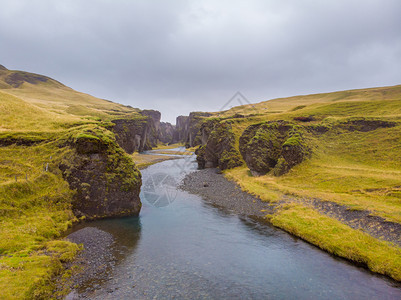 地质学飞欧洲冰岛东南地区最顶级旅游景点的著名Fjadragrgljufur峡谷夏天图片