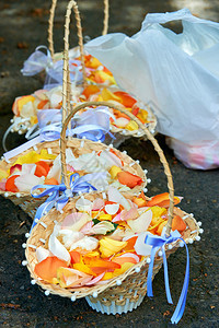 橙细节教堂中的婚纱花篮束图片