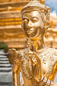 位于泰国曼谷东南亚佛教神话中的半只鸟在大王宫皇的翡翠佛寺FaudWatPhraKaew上的金纳里雕像建造笏皇家图片