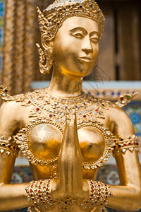 位于泰国曼谷东南亚佛教神话中的半只鸟在大王宫皇的翡翠佛寺FaudWatPhraKaew上的金纳里雕像女士半个人宗教的图片