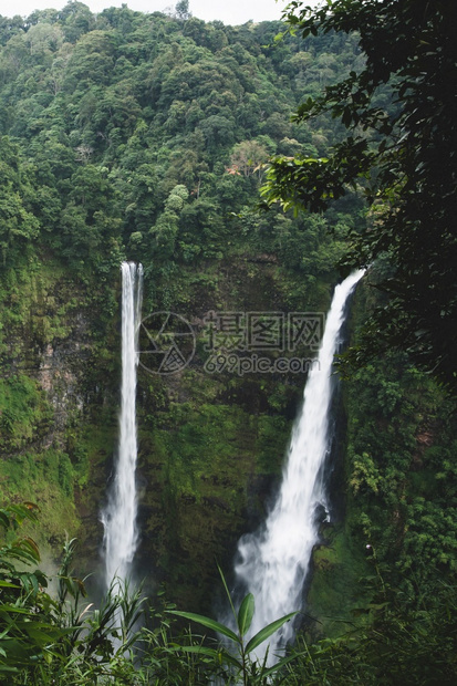 绿色热带森林覆盖老挝博拉文高原背景的峡谷和山丘在绿热带森林覆盖山谷和岳老挝州博拉文高原盖子下雨旅行图片