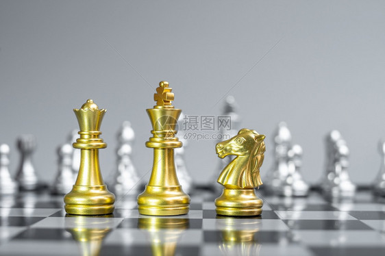 金子棋板上反对手或敌人战略冲突管理商业规划战术政治沟通和领袖概念的金象王皇后和骑士马图以对抗手或敌人战略通信和领导人概念营销游戏图片