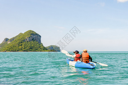 游客比我自然两名妇女是母亲和儿两人是母亲和女儿在蓝色的天空夏光下乘船旅行一艘小艇快乐地在KoPhi周围看到海洋和岛屿的美丽质泰国图片