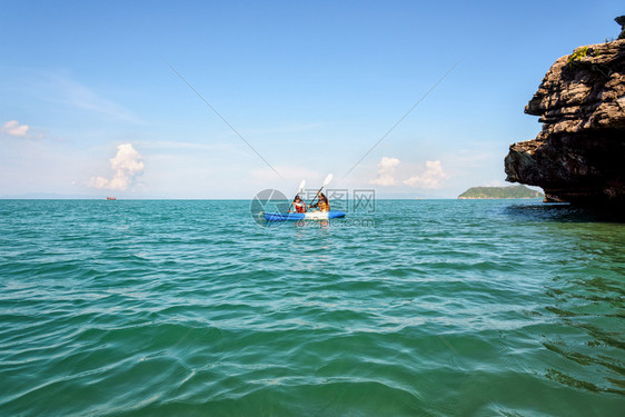 划着桨船游玩的母女图片