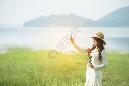 请享用人们场地身后女感受到新鲜自由积极能量站在草地花上朵原国际女方的一天第8欢乐的早晨放松春月山景阳光照耀图片