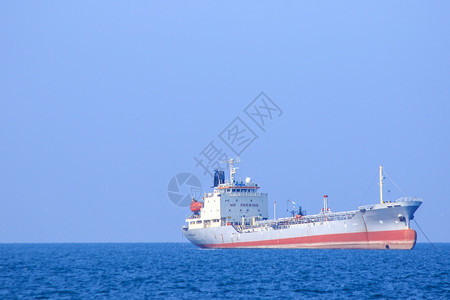 景观载体港口大型海上油轮罐船是设计用于运输原油以便向炼厂运输大量原的船只这些是专门为运输原油而设计的船只图片