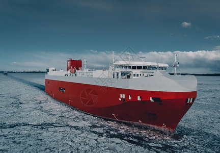 游客冰山船在封的海湾航行冬季海船在冰封的湾航行冬季海自然图片