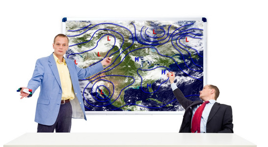 体液雪高的两名气象人员坐在一个主播台后显示天气预报图片