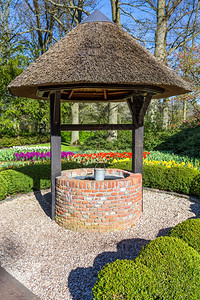 新建的砖水井在荷兰河内地公园里装桶春天怀旧的庇护所图片