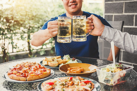 友谊幸福食物夏日派对的朋友们享受喝啤酒和冰杯快乐同时享受家庭晚会图片