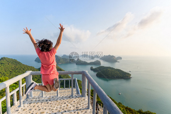 圈女游客在阳台上的岛屿女游客高峰处的顶点是KoWuaTaLap岛的顶点而在泰国苏拉特萨尼MuKoAngThong公园海面日出时美图片