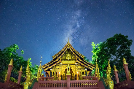 古老的北方塔星系银河宇宙中有恒星和空间尘夜晚与银河在渡月清寺MaeThaLampang泰国WatPhrha多伊泛香庙和银河的长速图片