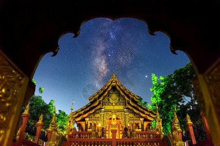 佛教金的遗产星系银河宇宙中有恒星和空间尘夜晚与银河在渡月清寺MaeThaLampang泰国WatPhrha多伊泛香庙和银河的长速图片