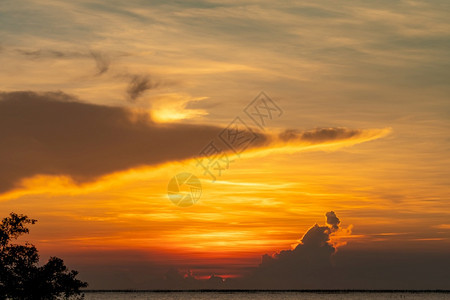 热带海中美丽的日落天空热带海的金色夕阳天边的际自然中美人热带海滩观光日落天空的景色上红和橙云层假期放松海岸图片