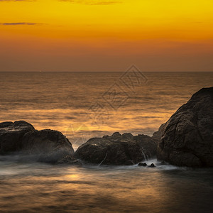 太阳加勒的日落海滩岸上美丽的岩石形成长期于水面照像岛戏剧图片