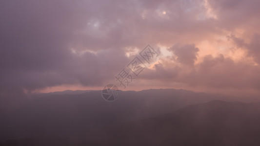 夏天泰国梅王家公园MeeWong公园Mokoju山峰Mokoju山顶上美丽的自然日落出旅行精彩的图片