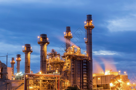 化学发电机蓝色的黄昏时装电动发厂为工业区所有厂提供日光支持在1月24日的黄昏时用煤气涡轮燃机发电厂图片