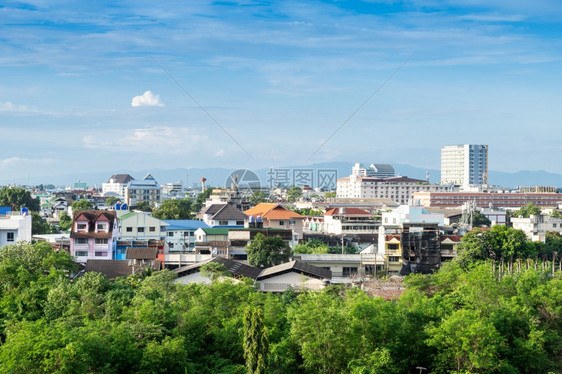 泰国清迈山地背景的摩天大楼日间泰国清迈市际城和摩天大厦兰纳美丽的户外图片