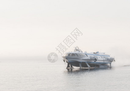 舰队俄罗斯圣彼得堡2018年9月5日漂浮在水底河中的氢氟油天舱图片
